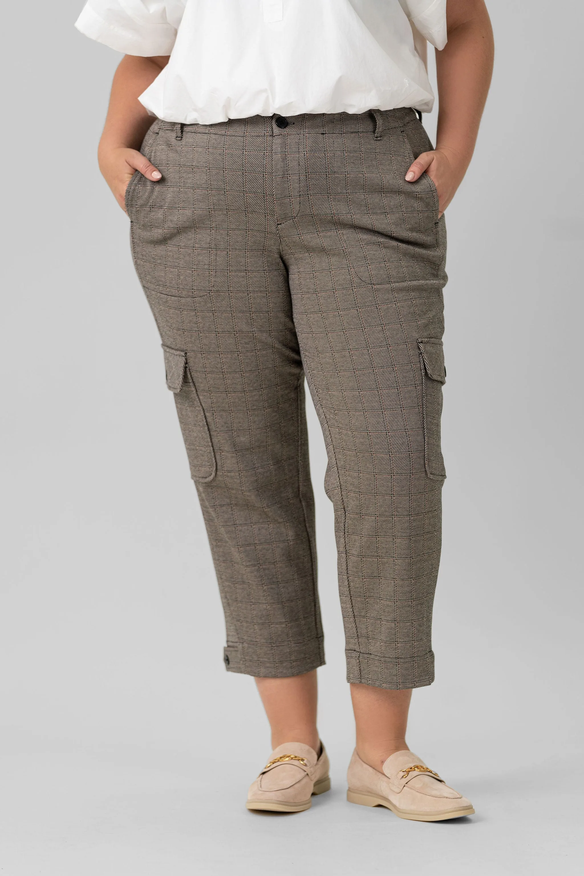 UTILITY CROP WITH TAB HEM AND CARGO